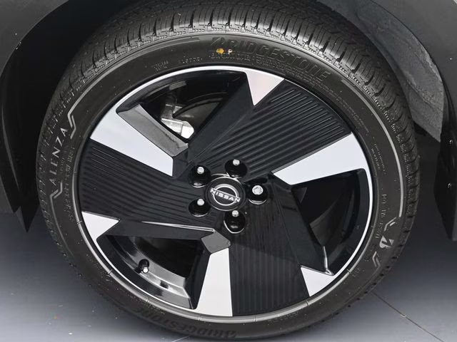 2026 Aspen White/Super Black Nissan Kicks SR FWD SUV