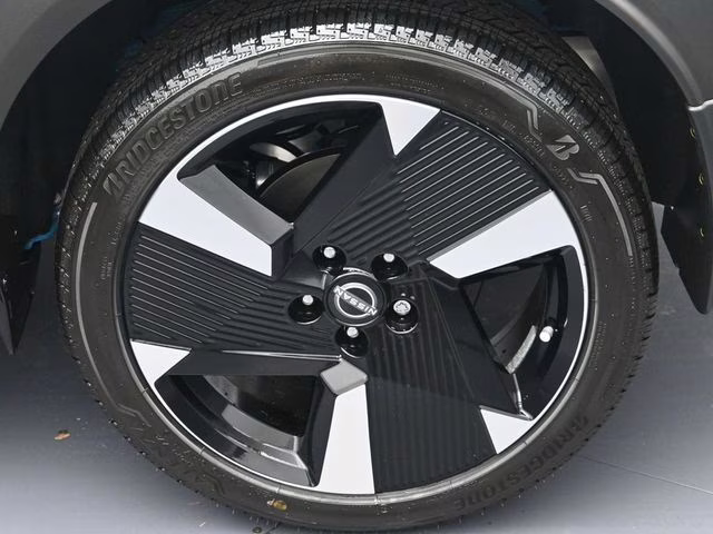 2026 Arctic Ice Blue/Black Nissan Kicks SR FWD SUV