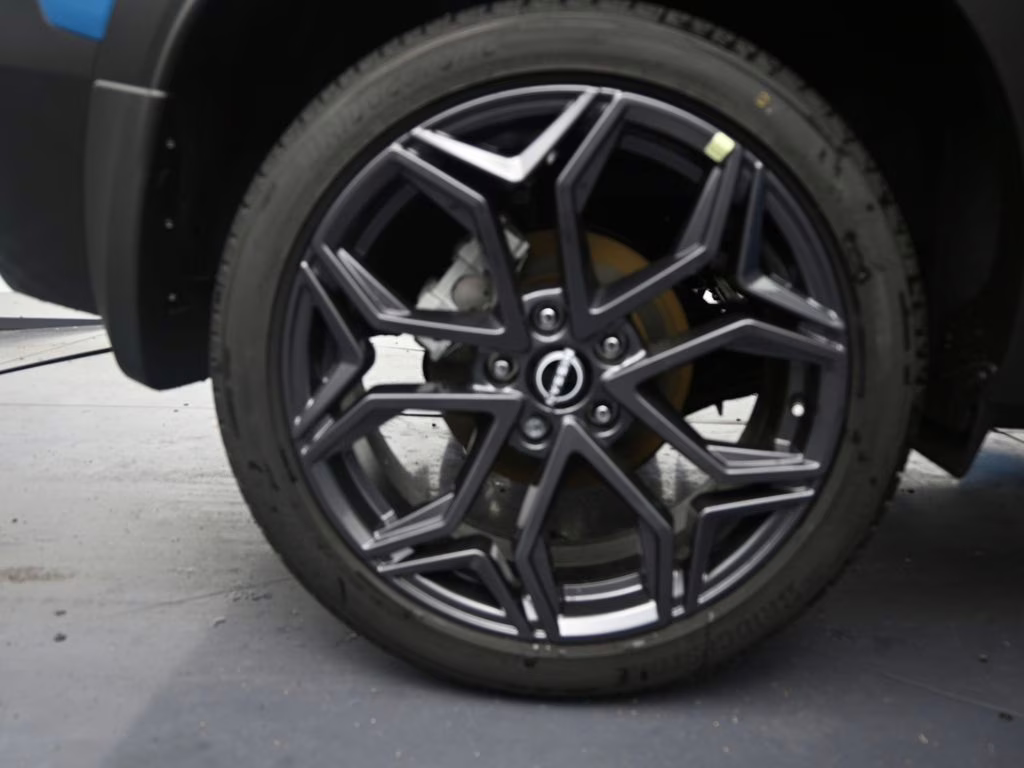 2026 Arctic Ice Blue/Black Nissan Kicks SR FWD SUV