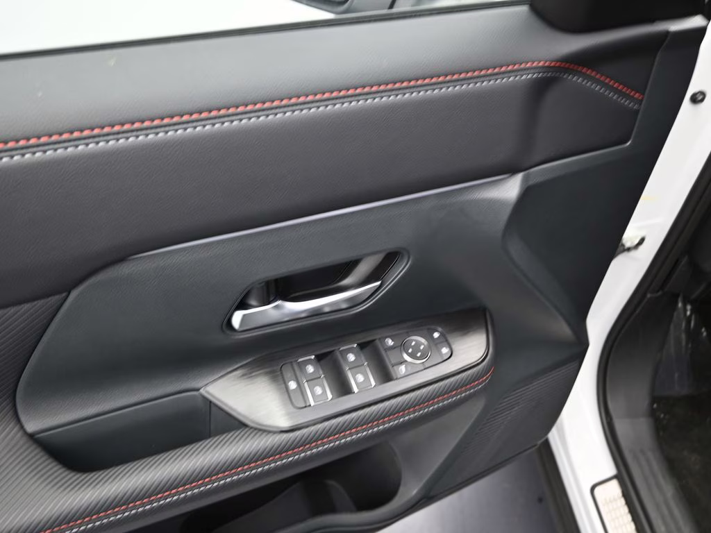 2026 Aspen White/Super Black Nissan Kicks SR FWD SUV