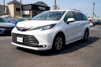 2022 White Toyota Sienna XLE FWD Van