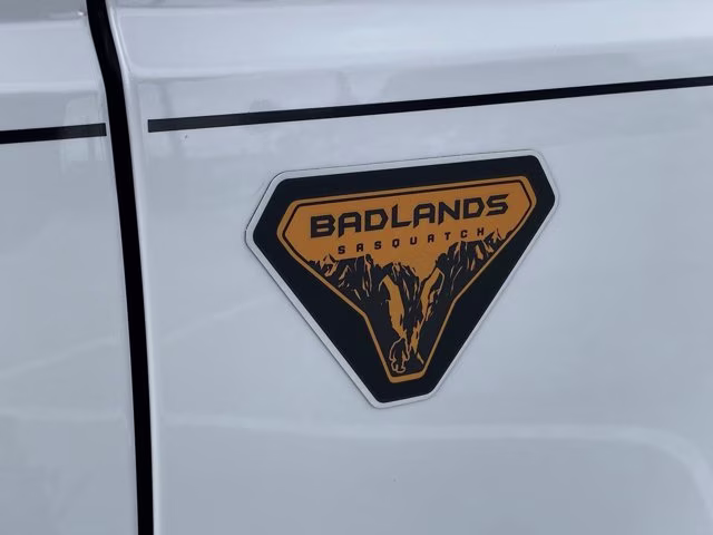 2026 Oxford White Ford Bronco Badlands 4X4 Convertible