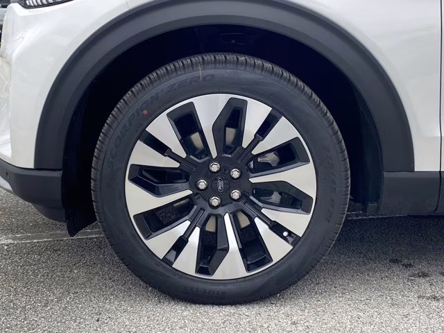 2026 Star White Metallic Tri-Coat Ford Explorer Platinum 4X4 SUV