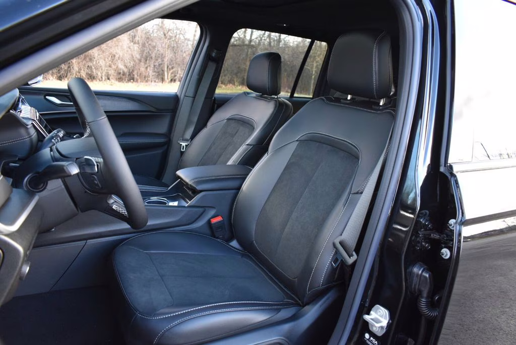 2025 Diamond Black Crystal Pearlcoat Jeep Grand Cherokee Altitude X 4X4 SUV