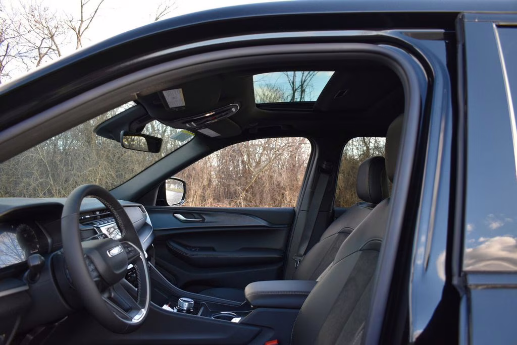 2025 Diamond Black Crystal Pearlcoat Jeep Grand Cherokee Altitude X 4X4 SUV