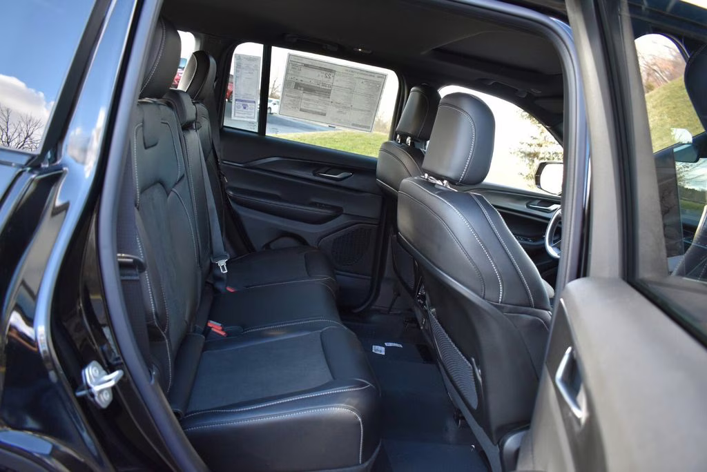 2025 Diamond Black Crystal Pearlcoat Jeep Grand Cherokee Altitude X 4X4 SUV