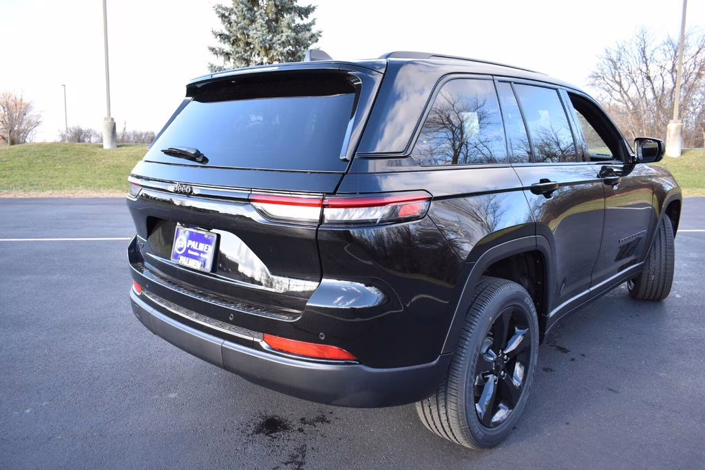 2025 Diamond Black Crystal Pearlcoat Jeep Grand Cherokee Altitude X 4X4 SUV