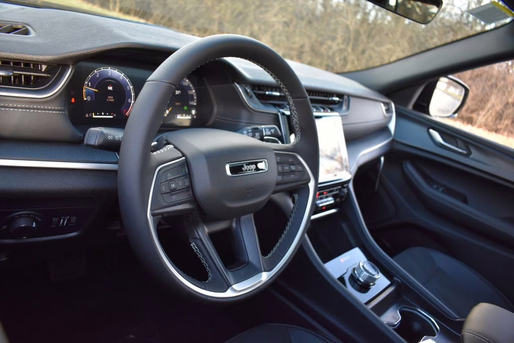 2025 Diamond Black Crystal Pearlcoat Jeep Grand Cherokee Altitude X 4X4 SUV