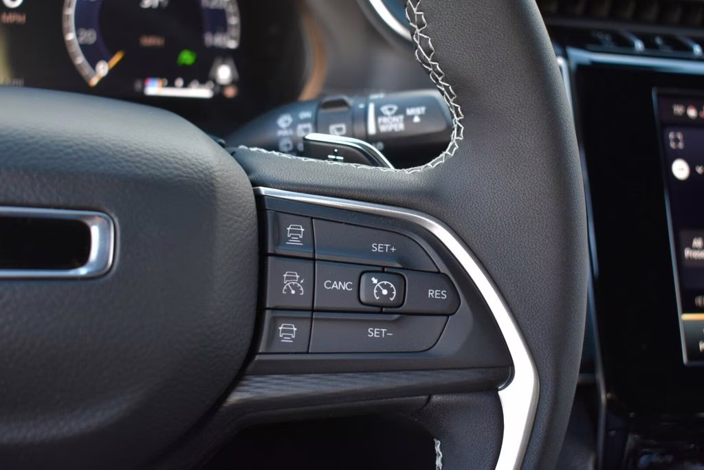 2025 Diamond Black Crystal Pearlcoat Jeep Grand Cherokee Altitude X 4X4 SUV