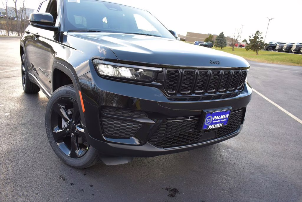 2025 Diamond Black Crystal Pearlcoat Jeep Grand Cherokee Altitude X 4X4 SUV