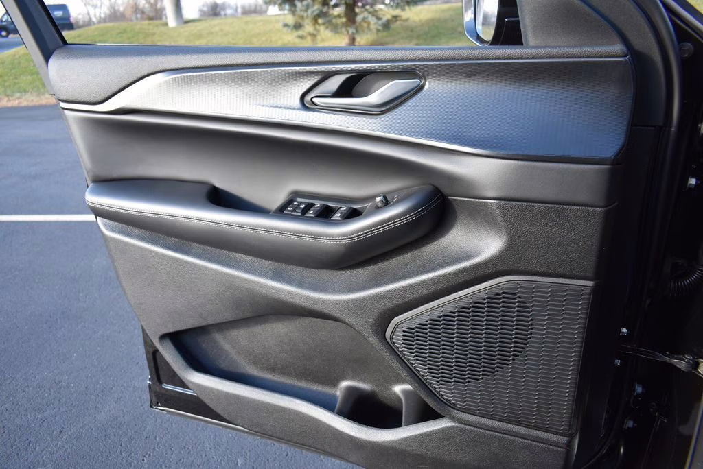 2025 Diamond Black Crystal Pearlcoat Jeep Grand Cherokee Altitude X 4X4 SUV