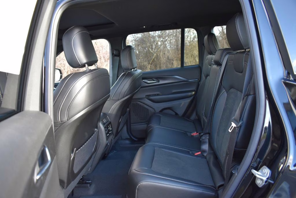 2025 Diamond Black Crystal Pearlcoat Jeep Grand Cherokee Altitude X 4X4 SUV