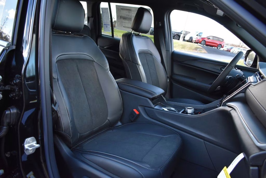 2025 Diamond Black Crystal Pearlcoat Jeep Grand Cherokee Altitude X 4X4 SUV