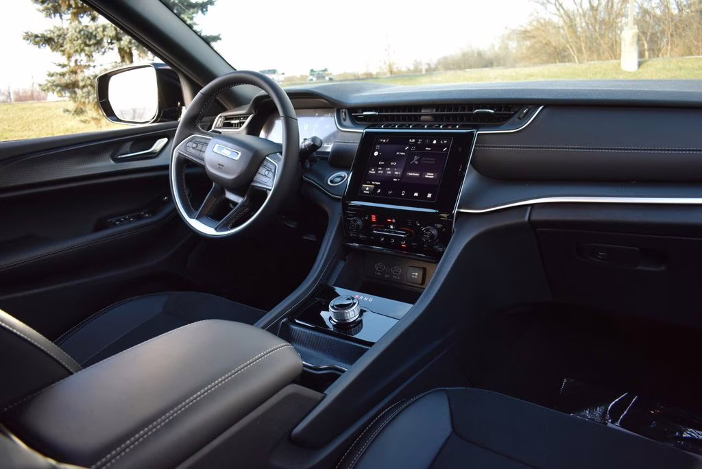 2025 Diamond Black Crystal Pearlcoat Jeep Grand Cherokee Altitude X 4X4 SUV