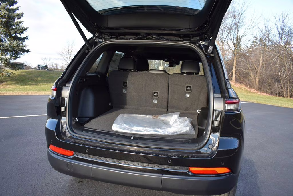 2025 Diamond Black Crystal Pearlcoat Jeep Grand Cherokee Altitude X 4X4 SUV