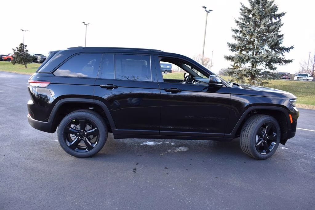 2025 Diamond Black Crystal Pearlcoat Jeep Grand Cherokee Altitude X 4X4 SUV