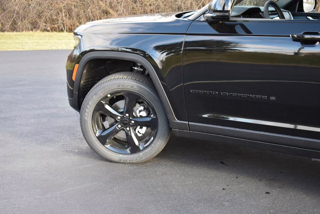 2025 Diamond Black Crystal Pearlcoat Jeep Grand Cherokee Altitude X 4X4 SUV