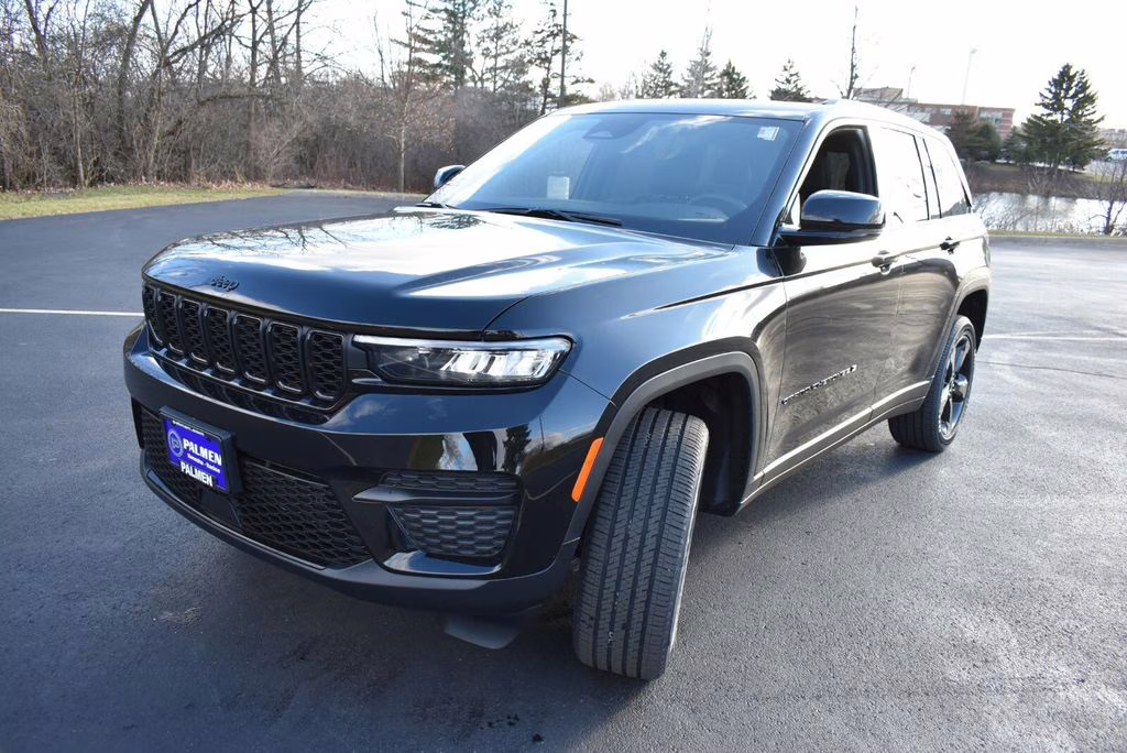 2025 Diamond Black Crystal Pearlcoat Jeep Grand Cherokee Altitude X 4X4 SUV