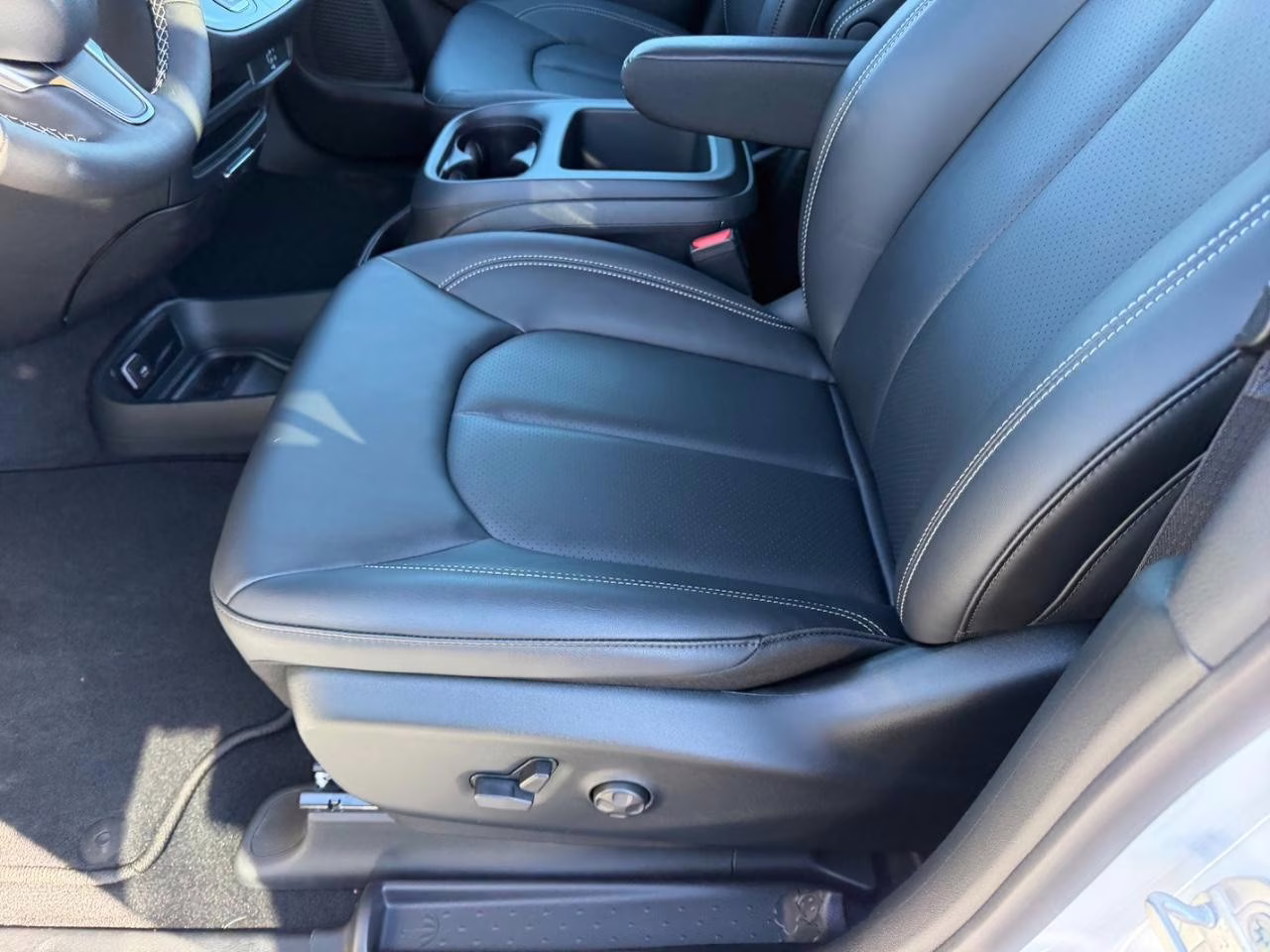 2026 Bright White Clearcoat Chrysler Pacifica Select FWD Van