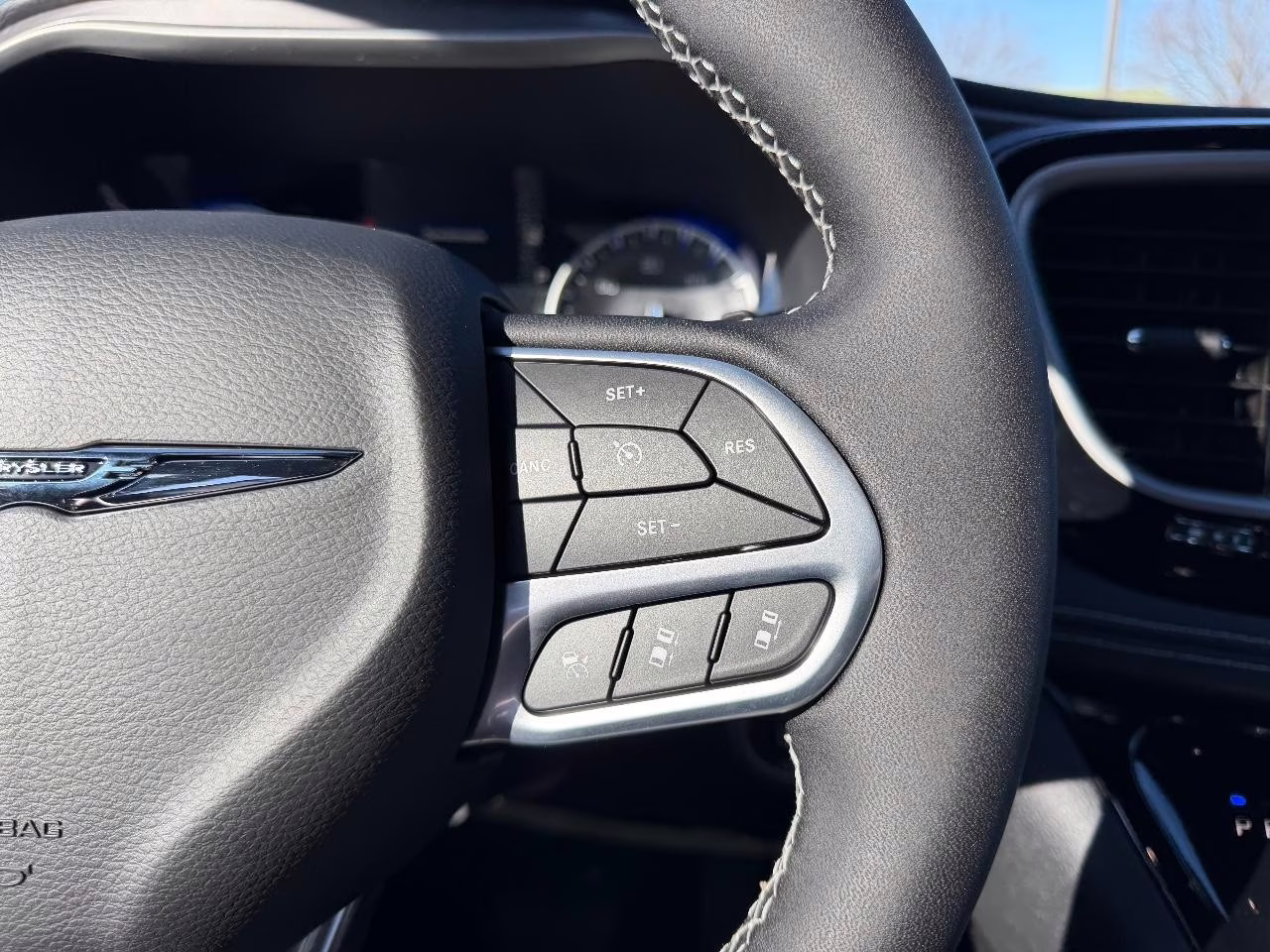 2026 Diamond Black Crystal Pearlcoat Chrysler Pacifica Select FWD Van