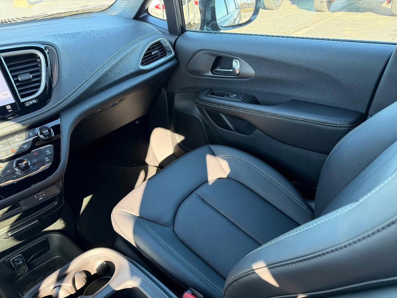 2026 Diamond Black Crystal Pearlcoat Chrysler Pacifica Select FWD Van