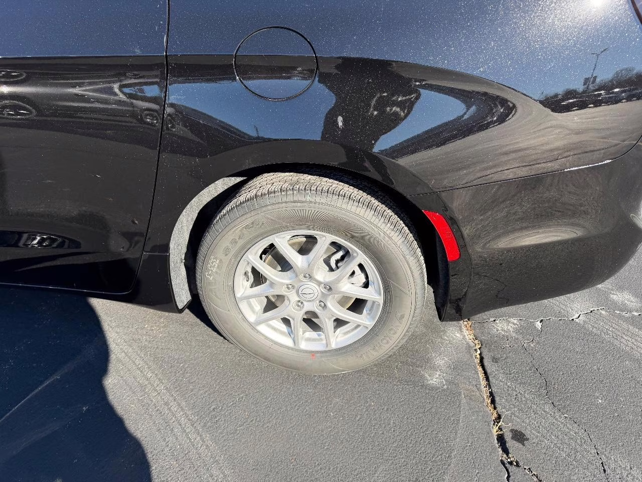 2026 Diamond Black Crystal Pearlcoat Chrysler Pacifica Select FWD Van