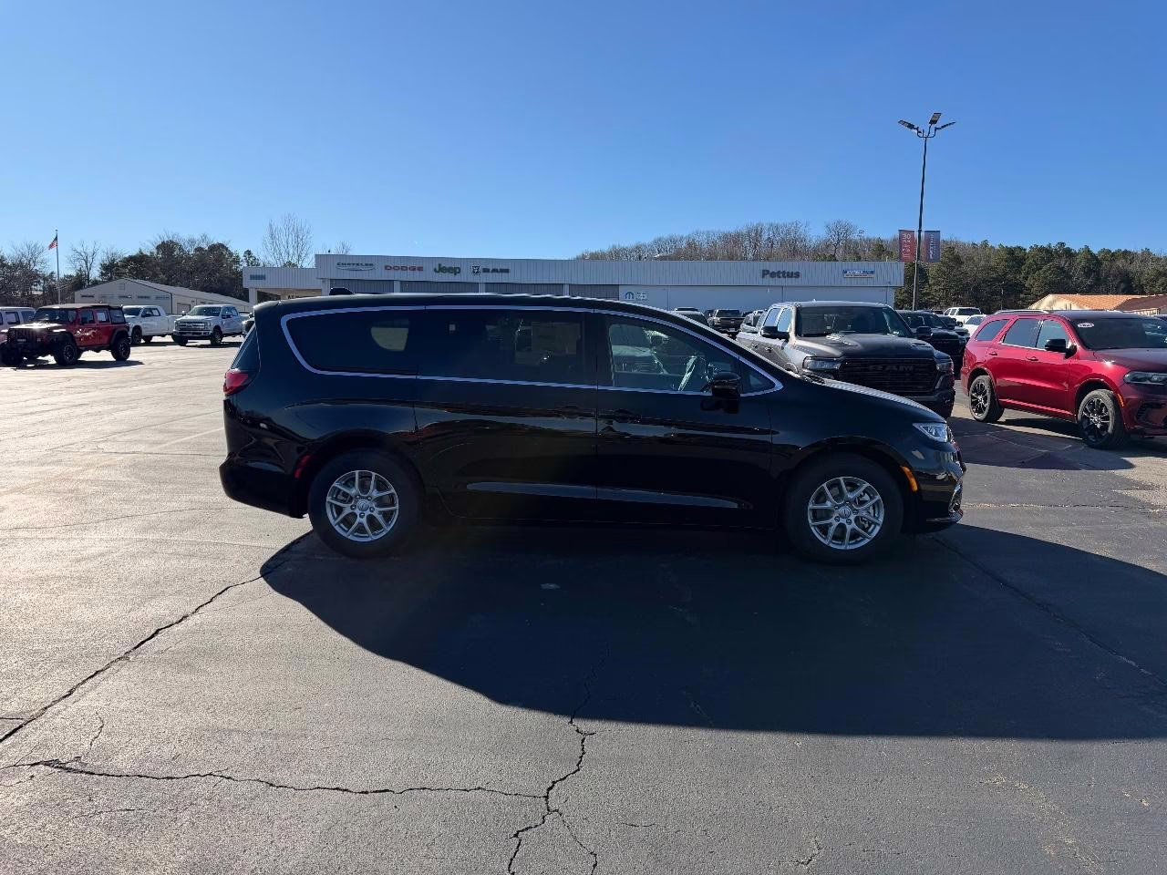 2026 Diamond Black Crystal Pearlcoat Chrysler Pacifica Select FWD Van