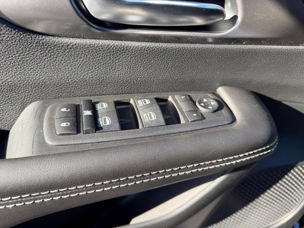 2026 Diamond Black Crystal Pearlcoat Chrysler Pacifica Select FWD Van