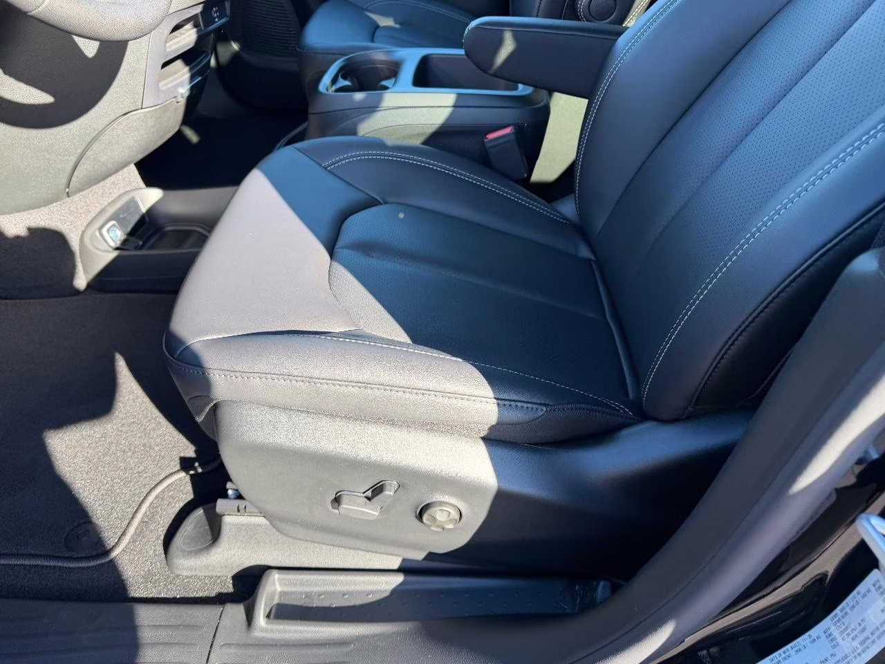 2026 Diamond Black Crystal Pearlcoat Chrysler Pacifica Select FWD Van