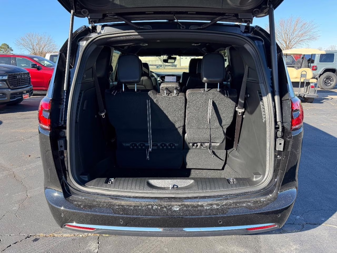 2026 Diamond Black Crystal Pearlcoat Chrysler Pacifica Select FWD Van