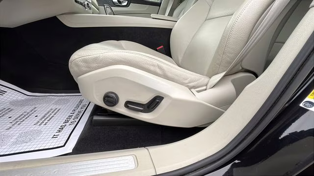 2023 Onyx Black Metallic Volvo XC60 B5 Plus Dark Theme AWD SUV