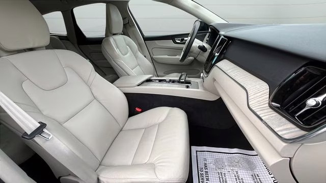 2023 Onyx Black Metallic Volvo XC60 B5 Plus Dark Theme AWD SUV