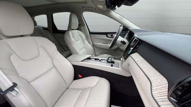 2023 Onyx Black Metallic Volvo XC60 B5 Plus Dark Theme AWD SUV