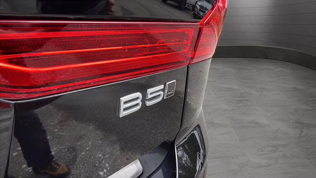 2023 Onyx Black Metallic Volvo XC60 B5 Plus Dark Theme AWD SUV