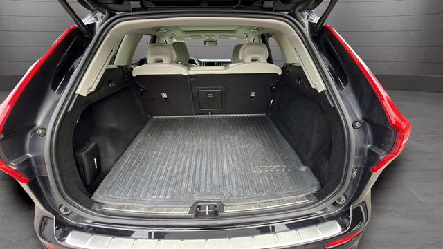 2023 Onyx Black Metallic Volvo XC60 B5 Plus Dark Theme AWD SUV