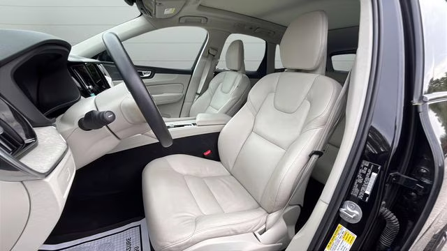 2023 Onyx Black Metallic Volvo XC60 B5 Plus Dark Theme AWD SUV