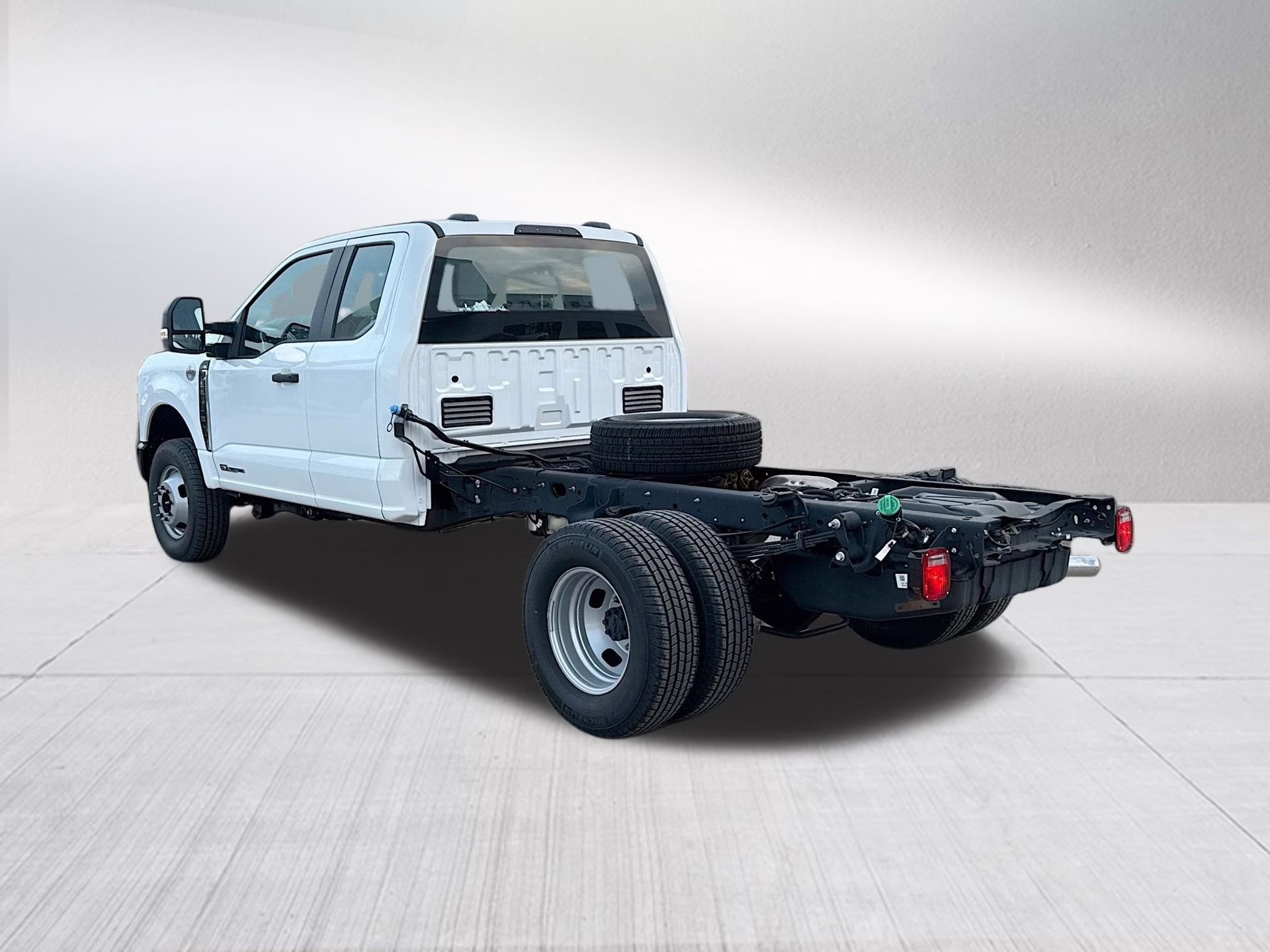 2026 Oxford White Ford Super Duty F-350 DRW XL 4X4 Chassis