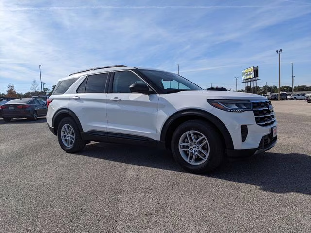 2026 Star White Metallic Tri-Coat Ford Explorer Active RWD SUV