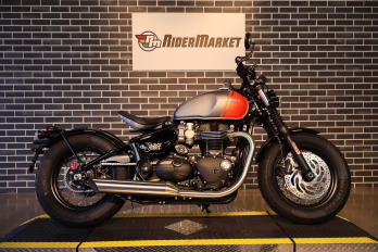 2025 Matte Graphite  / Baja Orange Triumph Bonneville Bobber Motorcycle