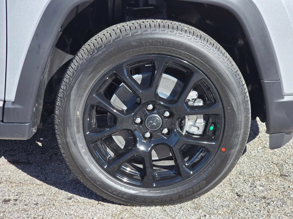 2026 Silver Zynith Metallic Clearcoat Jeep Compass Latitude 4X4 SUV