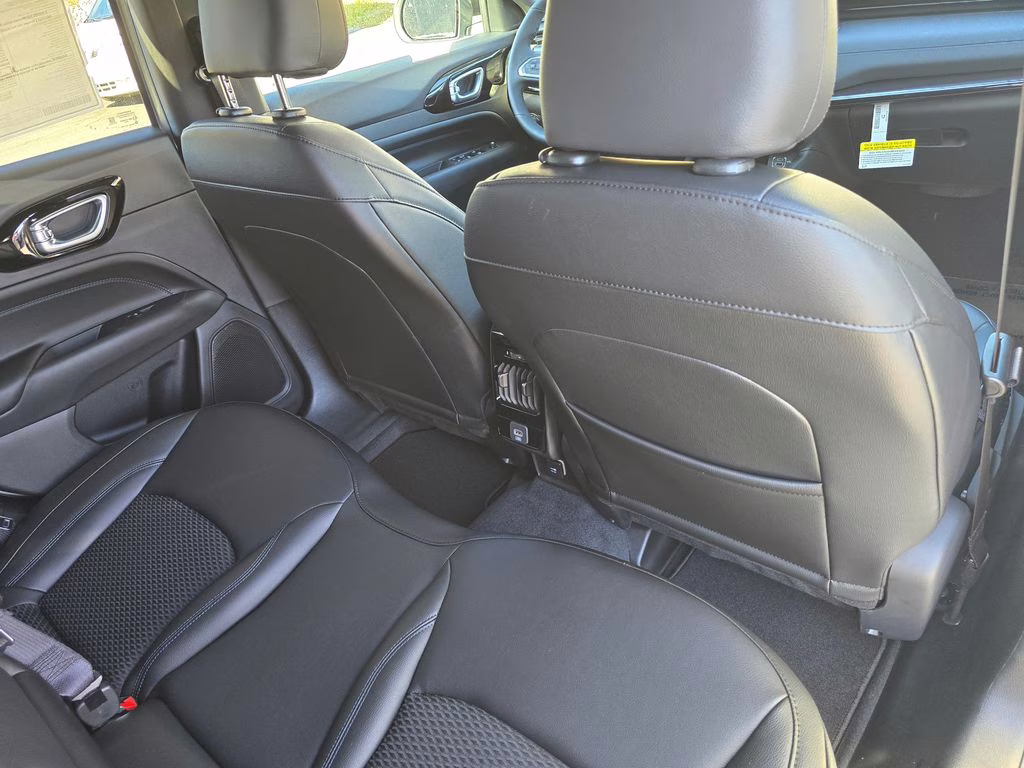 2026 Silver Zynith Metallic Clearcoat Jeep Compass Latitude 4X4 SUV