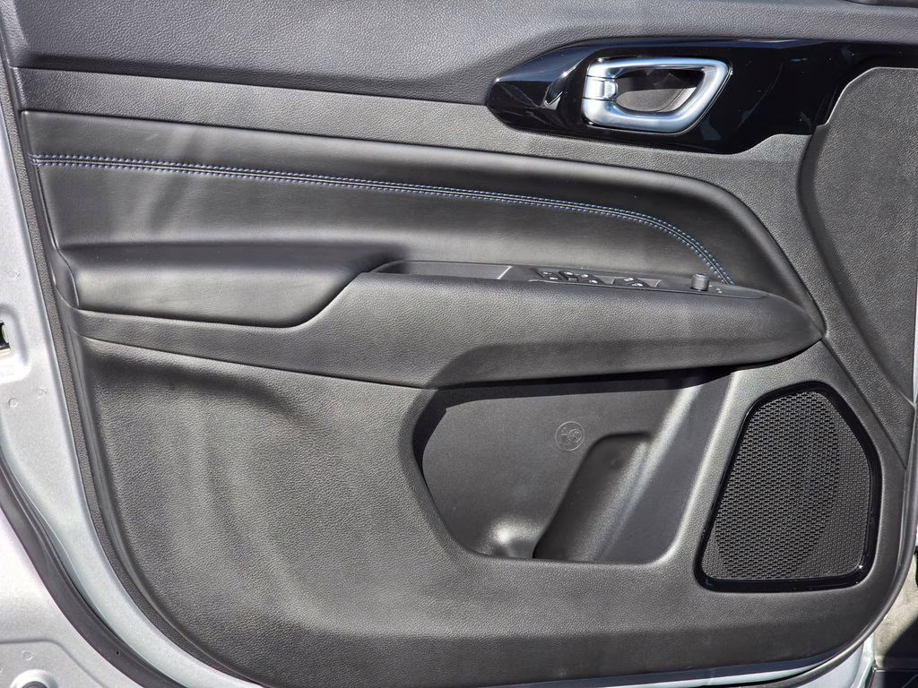 2026 Silver Zynith Metallic Clearcoat Jeep Compass Latitude 4X4 SUV