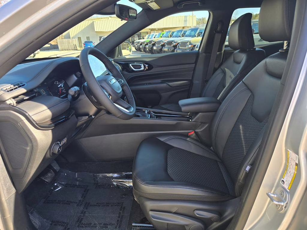 2026 Silver Zynith Metallic Clearcoat Jeep Compass Latitude 4X4 SUV