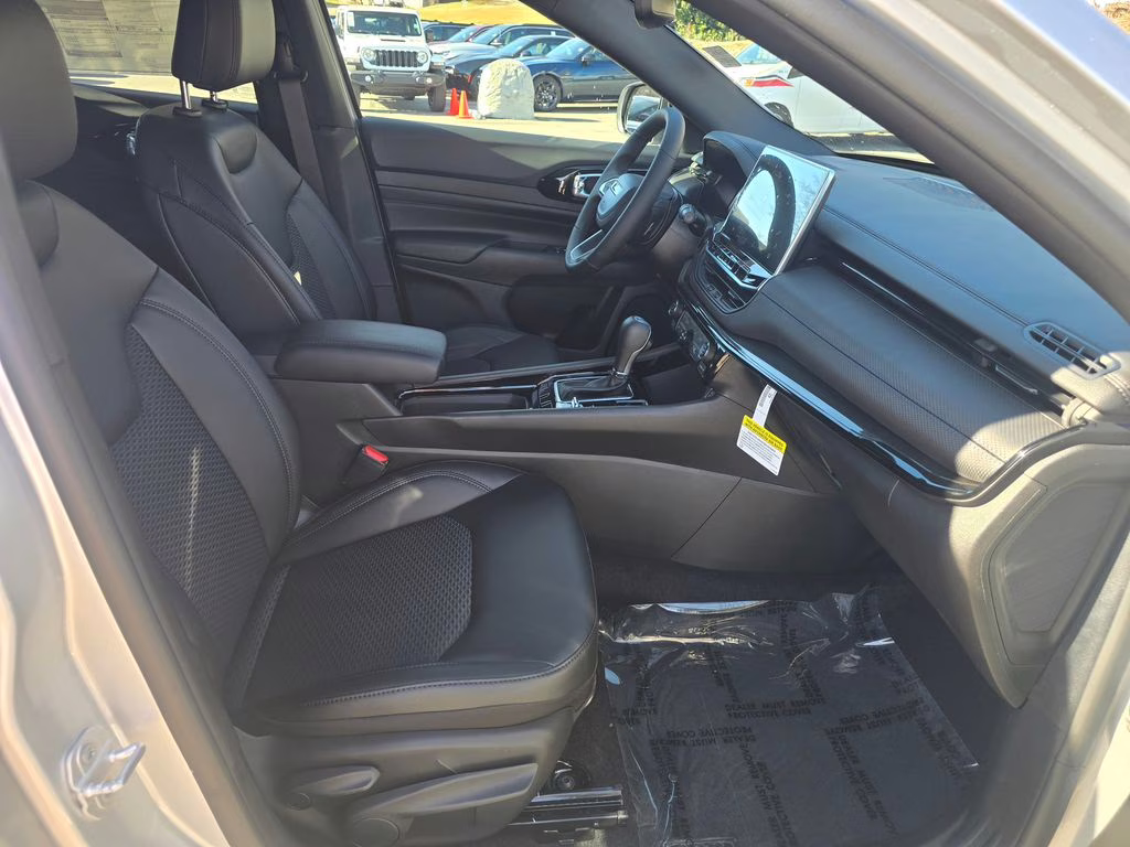 2026 Silver Zynith Metallic Clearcoat Jeep Compass Latitude 4X4 SUV