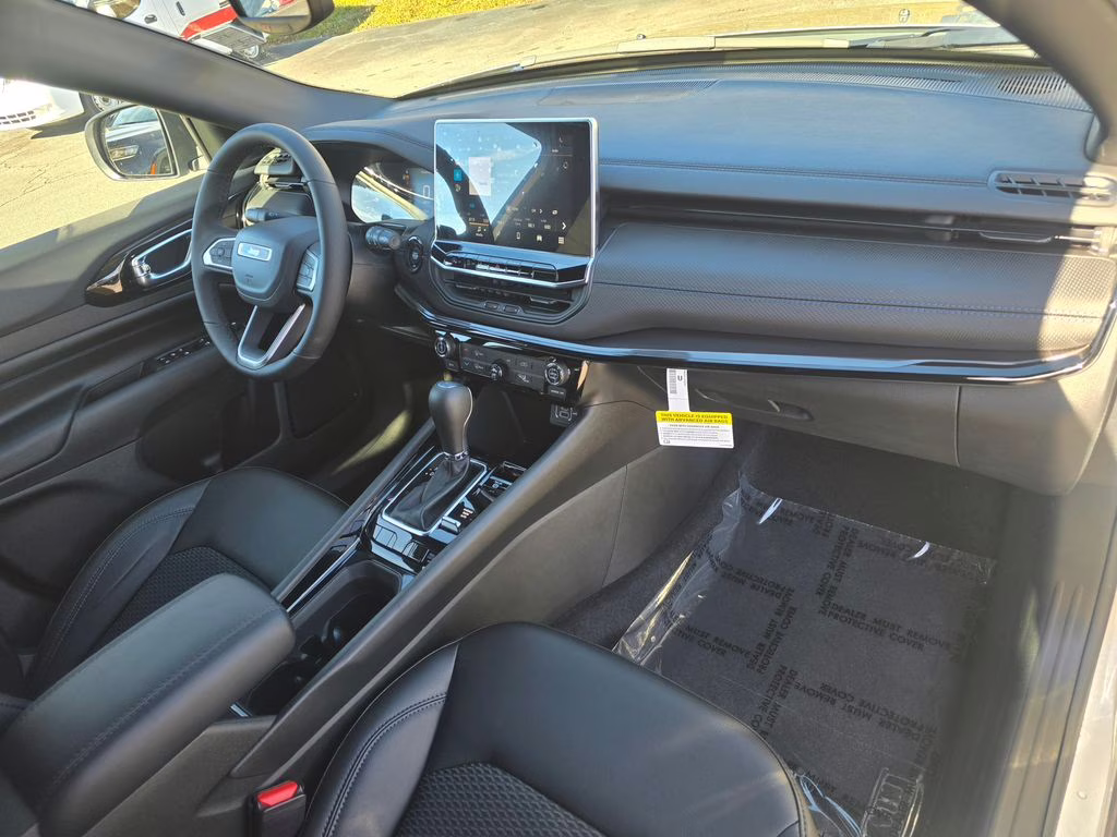 2026 Silver Zynith Metallic Clearcoat Jeep Compass Latitude 4X4 SUV