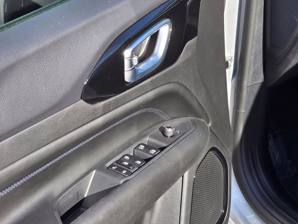 2026 Silver Zynith Metallic Clearcoat Jeep Compass Latitude 4X4 SUV