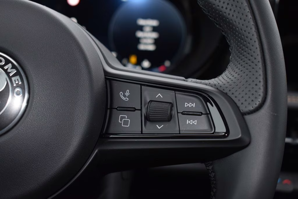 2025 Alfa Rosso Alfa Romeo Tonale Base AWD SUV