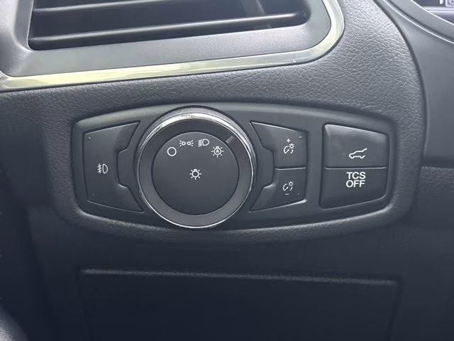 2022 White Metallic Ford Edge Titanium AWD SUV