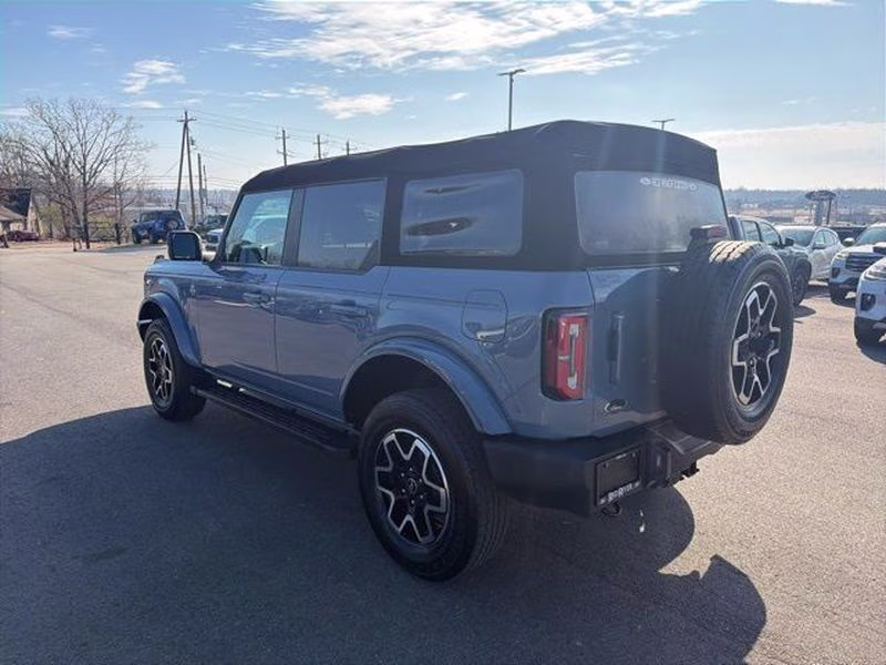 2023 Azure Gray Metallic Tri-Coat Ford Bronco Outer Banks 4X4 SUV