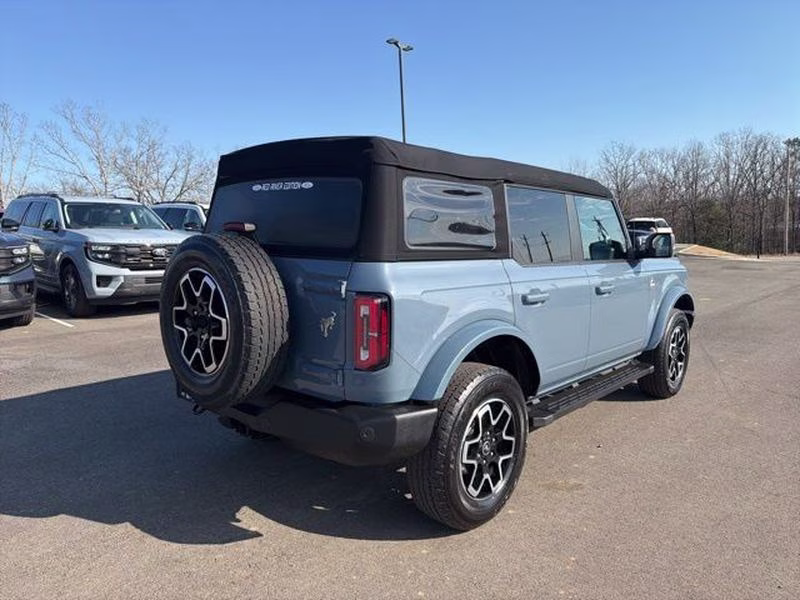 2023 Azure Gray Metallic Tri-Coat Ford Bronco Outer Banks 4X4 SUV